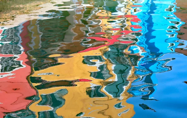Farbige Spiegelungen Der Venezianischen Häuser Auf Dem Wasser Des Kanals — Stockfoto