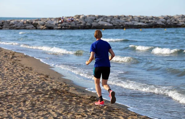 Uomo Corre Sulla Spiaggia Riva Mare Mattina Presto — Foto Stock