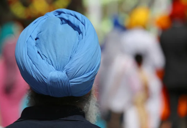 Vanhempi Parrakas Sikh Uskonto Mies Sininen Turbaatio Aikana Uskonnollinen Seremonia — kuvapankkivalokuva