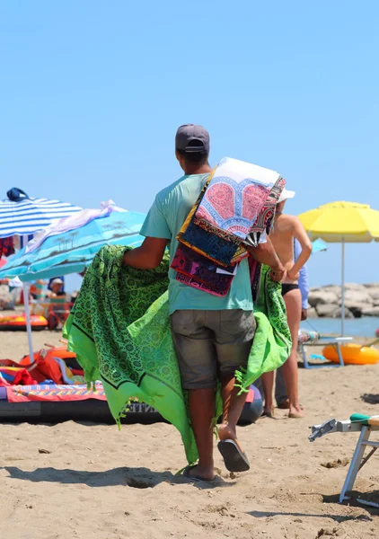 Hawker Pedlar Beach Sell Many Towels — Stock Photo, Image