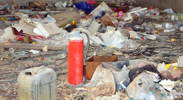 Obdachlosenheim Mit Viel Müll Und Rotem Feuerlöscher — Stockfoto