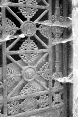 Eski kırık ve paslı demir kapıyla örümcek ağları