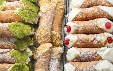 tatlı pasta Sicilyalı bir pastane, İtalyanca dil Cannoli Siciliani denilen