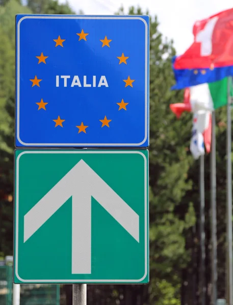 Italienisches Grenzstraßenschild Auf Den Alpen Mit Fahnen Hintergrund — Stockfoto