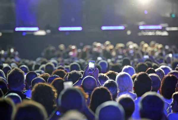 人们在现场音乐会上用手机拍照 — 图库照片