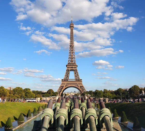 从特罗卡德罗与大炮上看到的法国巴黎的与云的埃菲尔铁塔 — 图库照片