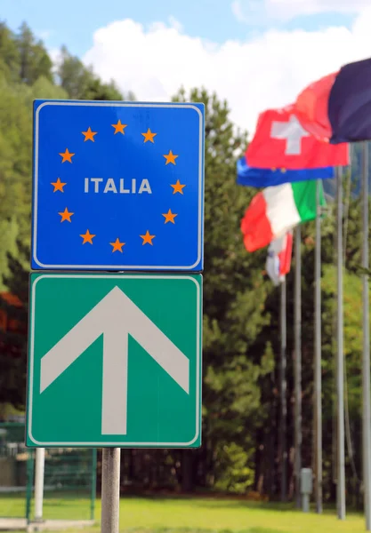 Sinal Estrada Direcção Fronteira Italiana Com Bandeiras Segundo Plano — Fotografia de Stock
