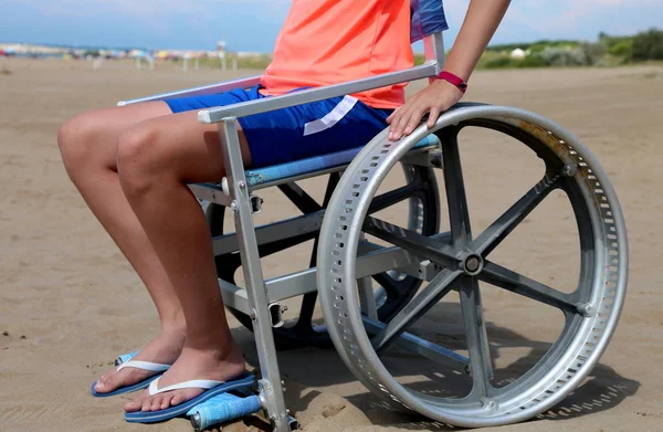 Engelli Çocuk Bir Plajı Nda Özel Bir Tekerlekli Sandalye Üzerinde — Stok fotoğraf