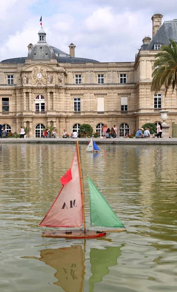 Paris, Fransa - 21 Ağustos 2018: Lüksemburg Sarayı ve küçük bir tekne ve çok sayıda turist