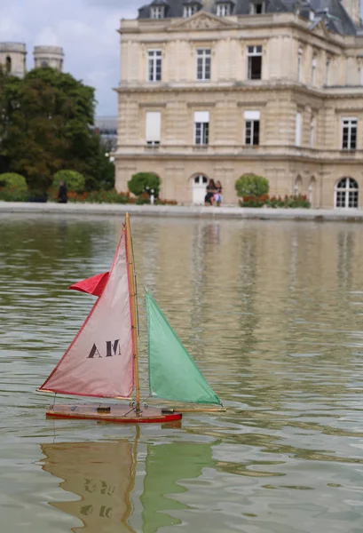 Paris France August 2018 Luxembourg Palace Small Boat Little Lake — Stockfoto