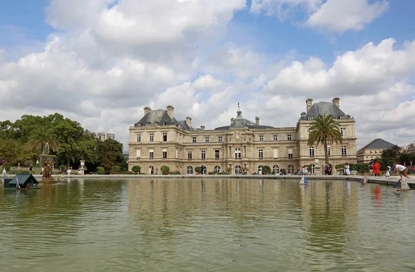 Paris, Fransa - 21 Ağustos 2018: Lüksemburg Sarayı ve bahçede teknelerle Gölü