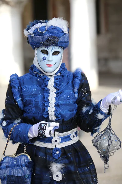 意大利维威尼斯 2018年2月5日 在圣马克广场举行的威尼斯狂欢节上 身穿蓝色衣服的蒙面人士 — 图库照片