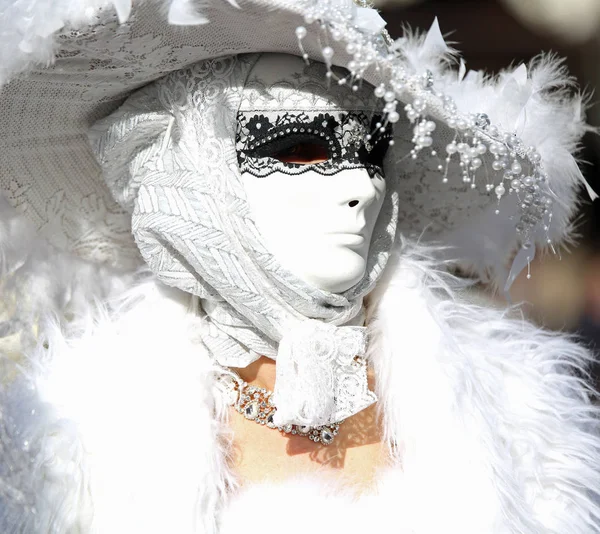 Venecia Italia Febrero 2018 Mujer Enmascarada Blanco Carnaval Venecia Plaza — Foto de Stock