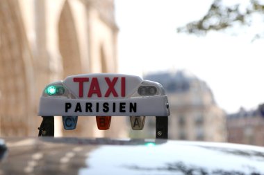 Fransa Paris şehri üzerinden ücretsiz taksi yazılı