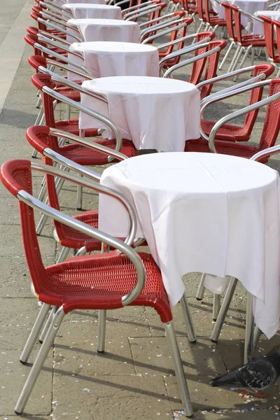 Κόκκινο Υπαίθρια Τραπέζια Ένα Βενετσιάνικο Εστιατόριο Προετοιμάζονται Για Μεσημεριανό Γεύμα — Φωτογραφία Αρχείου
