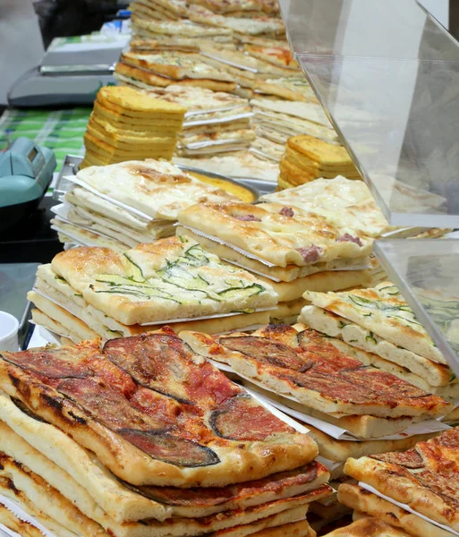 在意大利专门经营 Focaccia 和填充比萨饼的商店柜台 — 图库照片