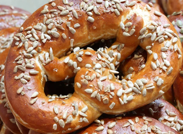 大面包面包称为普雷泽尔或布雷泽尔典型的奥地利食品 — 图库照片