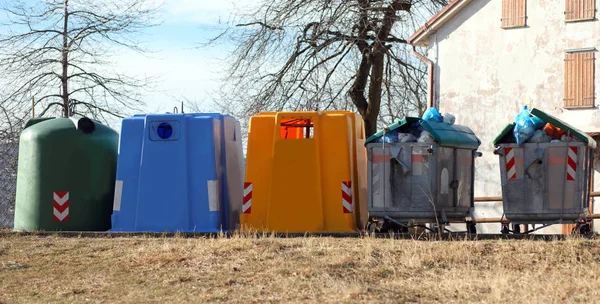 用于收集城市废物和单独收集可回收废物的五个垃圾箱 — 图库照片