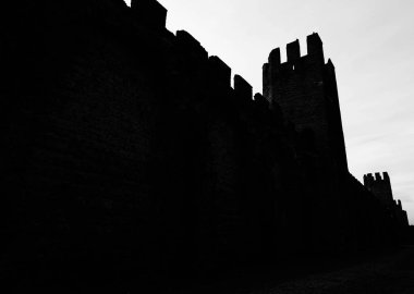 şehrin eski Ortaçağ surlarının koyu siyah siluetleri