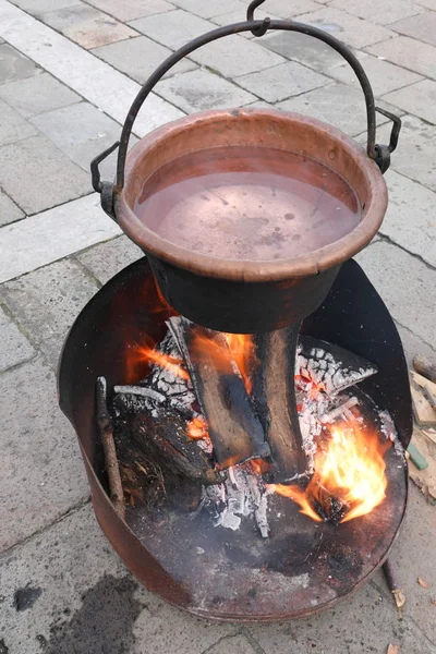 Big Copper Cauldron Full Water Open Fire — Stock Photo, Image