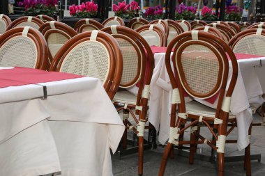 Masa ve sandalye alfresco Restoran wihtout insanlara