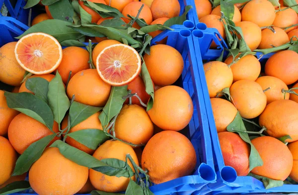 Коробки Апельсинов Обработанные Пестицидами Натуральные Биологэ Продаже Рынке Продуктов Нулевом — стоковое фото