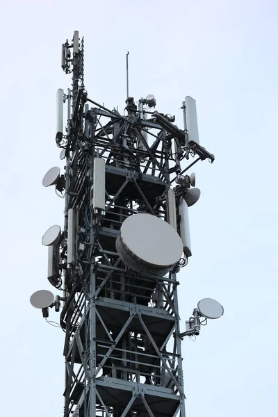 Repetidores Com Antenas Poderosas Para Telecomunicações Telefones Celulares Com Radar — Fotografia de Stock