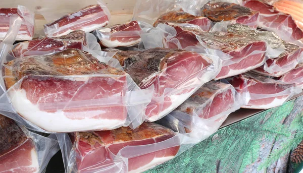 Muitos Pacotes Vácuo Speck Tirol Sul Para Venda Delicatessen — Fotografia de Stock