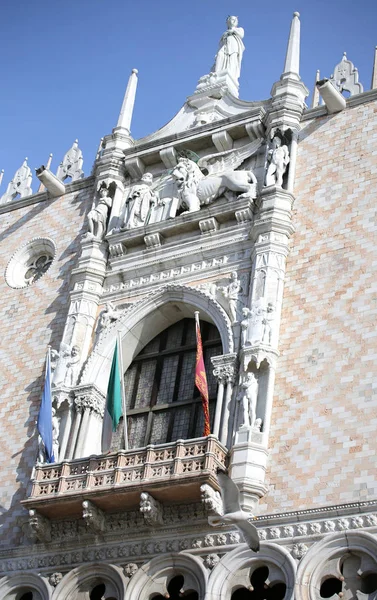 イタリア語で つのフラグ ドゥカーレ宮殿とも呼ばれるヴェネツィアのドゥカーレ宮殿 — ストック写真