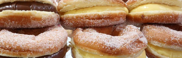 büyük halka arka plan de Krapfen çikolata ve krema ile Satılık pastane de denir