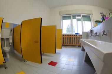 bir banyo wc ve lavabolar ve büyük bir pencere ile okulda çocuksuz içinde
