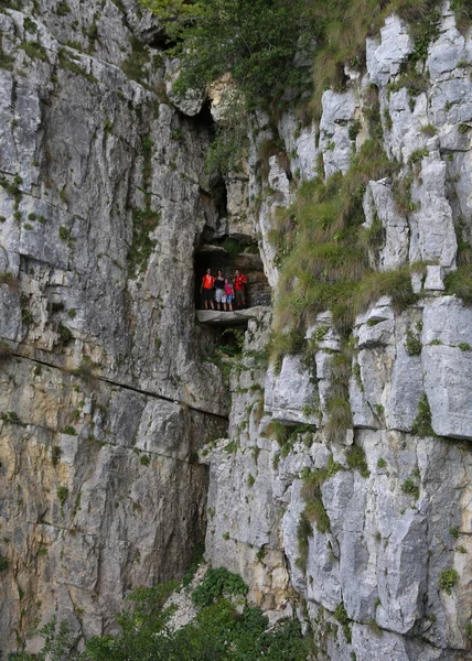Familie Poseren Een Parcours Van Hoge Berg Tunnels — Stockfoto