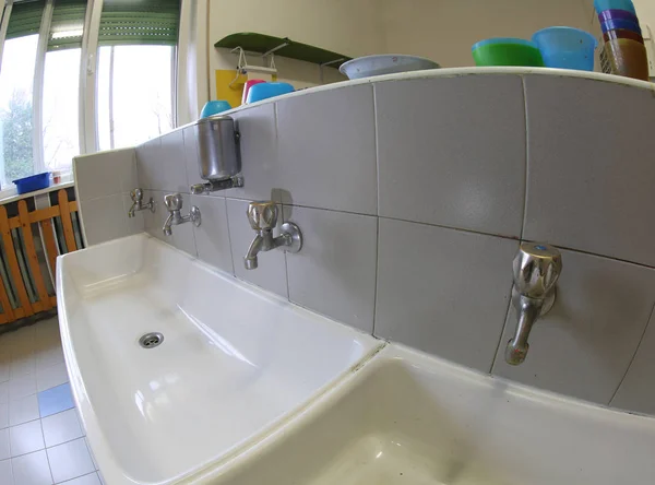 Çocuksuz Bir Okul Banyo Büyük Lavabo — Stok fotoğraf