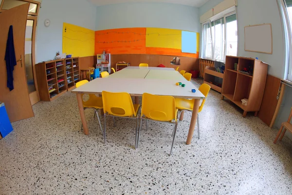 Zajęć Przedszkola Żółtym Krzesła Bez Dzieci — Zdjęcie stockowe