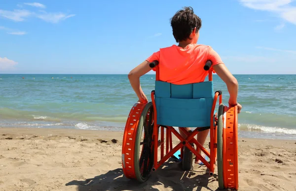 Młody Chłopak Wózku Inwalidzkim Plaży Podczas Letnich Wakacji — Zdjęcie stockowe