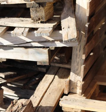 malları taşımak için kullanılan palet ahşap plakalar yığını