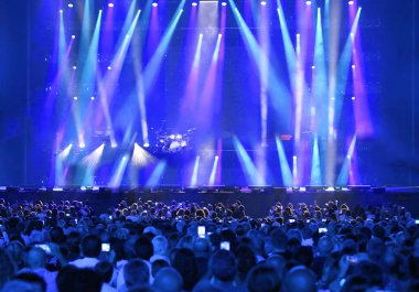 Stadyum, insanlarla geniş sahne canlı konser ve birçok ışık