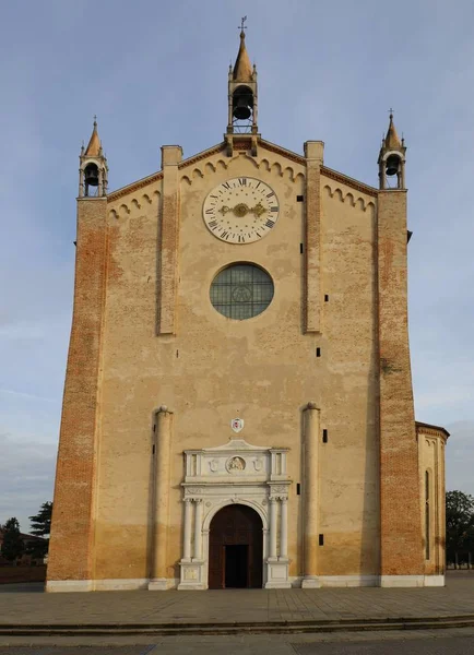 北イタリアのヴェネト州パドヴァ市近く Montagnana の町の古代大聖堂 — ストック写真