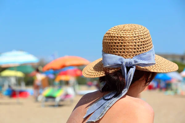 Hübsches Mädchen Mit Strohhut Bräunt Sommer Strand — Stockfoto