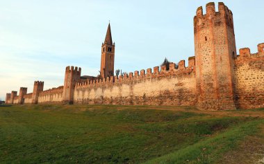 Montagnana şehrin savunması için çok uzun Antik Ortaçağ city walls yakınındaki kuzey İtalya'daki Padova şehir