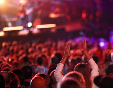 silah kadar birçok kişi ile canlı konserde kızla