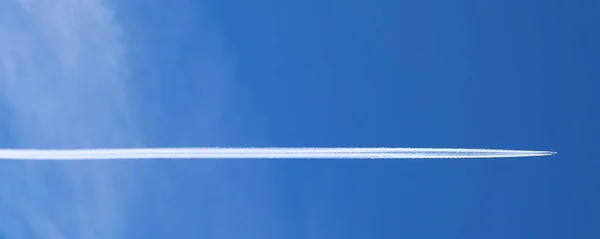 Motor Výfukové Bílé Pruhy Tvořící Letadlo Letící Vysoko Modré Obloze — Stock fotografie
