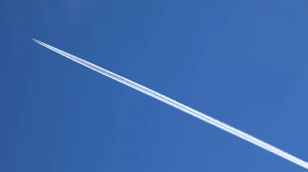 Motor Egzoz Contrails Mavi Gökyüzünde Bir Uçağın Arkasında Şekillendirme — Stok fotoğraf