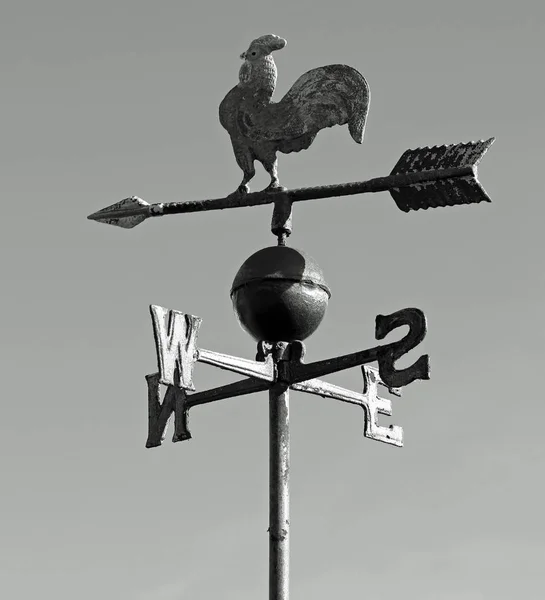 Veleta Metálica Para Indicar Dirección Del Viento Blanco Negro — Foto de Stock