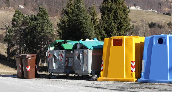 Contenedores Para Reciclar Borde Una Carretera —  Fotos de Stock