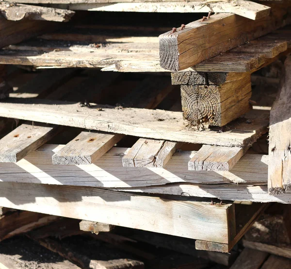 Haufen Holzbohlen Einer Gebrauchten Palette — Stockfoto