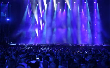 Sahne Alanı'ndaki birçok peopple ile birçok ışık canlı konser sırasında Stadyumu'nda