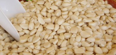 Beyaz sarımsak ve depodaki bir kepçe satılık