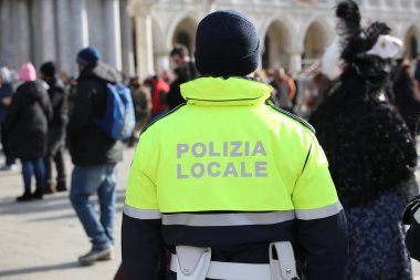 İtalyan polis üniformalı polise yerel bir denetimi sırasında İtalyan dilinde şehir yerel polis yani metinle