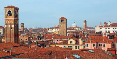 Venedik panoramik manzaralı birçok çan kuleleri ve kırmızı çatılar